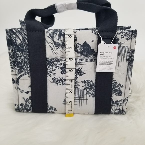 LULULEMON Boxy Mini Tote Toile Turtledove Navy and Obsidian 4.5 L NWT - Picture 13 of 16